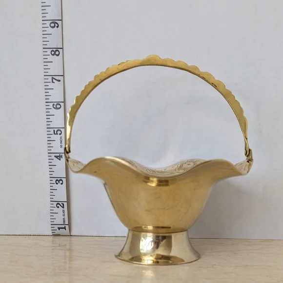 Vintage Brass Etched Scalloped Edge Shiny Basket Movable Handle Cottagecore - Picture 12 of 13